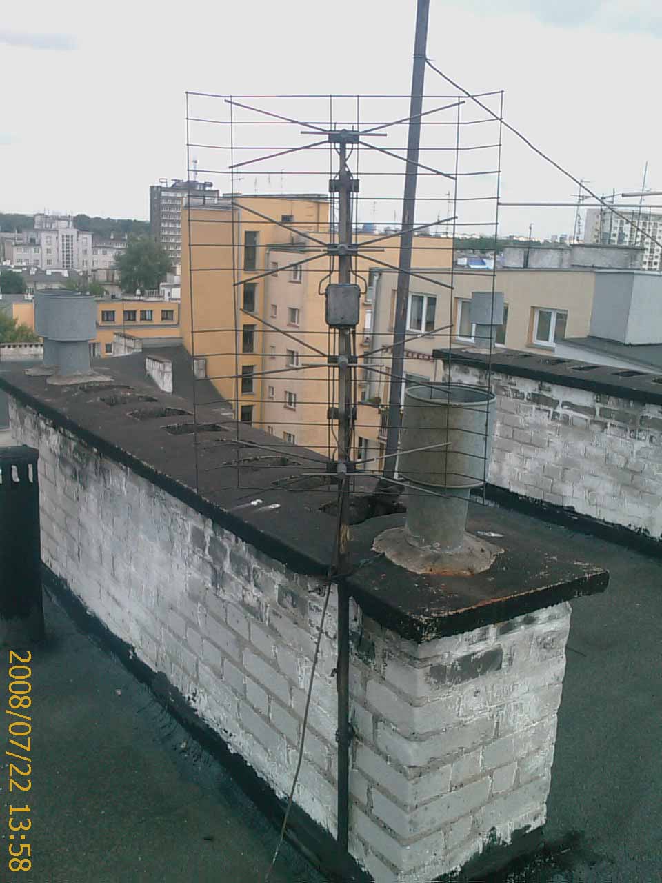 USTAWIENIE ANTENY NAZIEMNEJ NA NADAJNIK W ŁAZACH CZASEM  TE STARSZE ANTENY MIMO ŻE SKORODOWANE SPISUJĄ SIĘ PO PRZENIESIENIU NADAJNIKA LEPIEJ NIŻ NOWE KONSTRUKCJE , DLACZEGO NIE MAM POJĘCIA