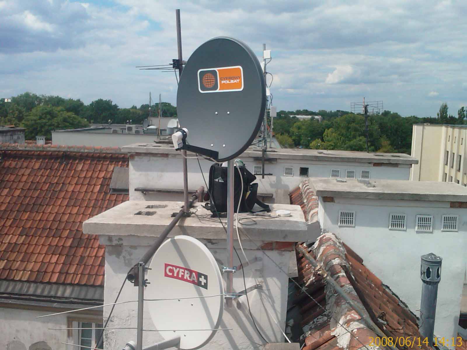 POLSAT MONTAŻ ANTENY SATELITARNEJ USTAWIENIE ANTENY POLSATU WARSZAWA STARE MIASTO WYJĄTKOWO NIEBEZPIECZNY DACH DALIŚMY RADĘ SPROSTALIŚMY ZADANIU