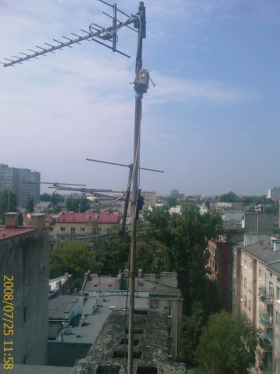 MOKOTÓW TAK WYGLĄDA KOMPLET ANTEN PASMOWYCH PO 20 LATACH CO CIEKAWE PO DROBNYCH PRACACH KONSERWACYJNYCH I USTAWIENIU MASZTU PRZY POMOCY MIERNIKA NA NOWY NADAJNIK UZYSKALIŚMY OBRAZ  DOBREJ JAKOŚCI